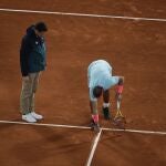 Rafa Nadal dialoga con el juez de silla en los cuartos ante Sinner