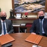 El secretario general en Andalucía, Rafael Caamaño, y el presidente de Caja Rural del Sur, José Luis García-Palacios, este miércoles en la firma del convenio