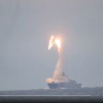 Una imagen del vídeo del lanzamiento del misil hipersónico Tsirkon desde una fragata de la Marina de Rusia