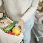 Una persona hace la compra en el supermercado