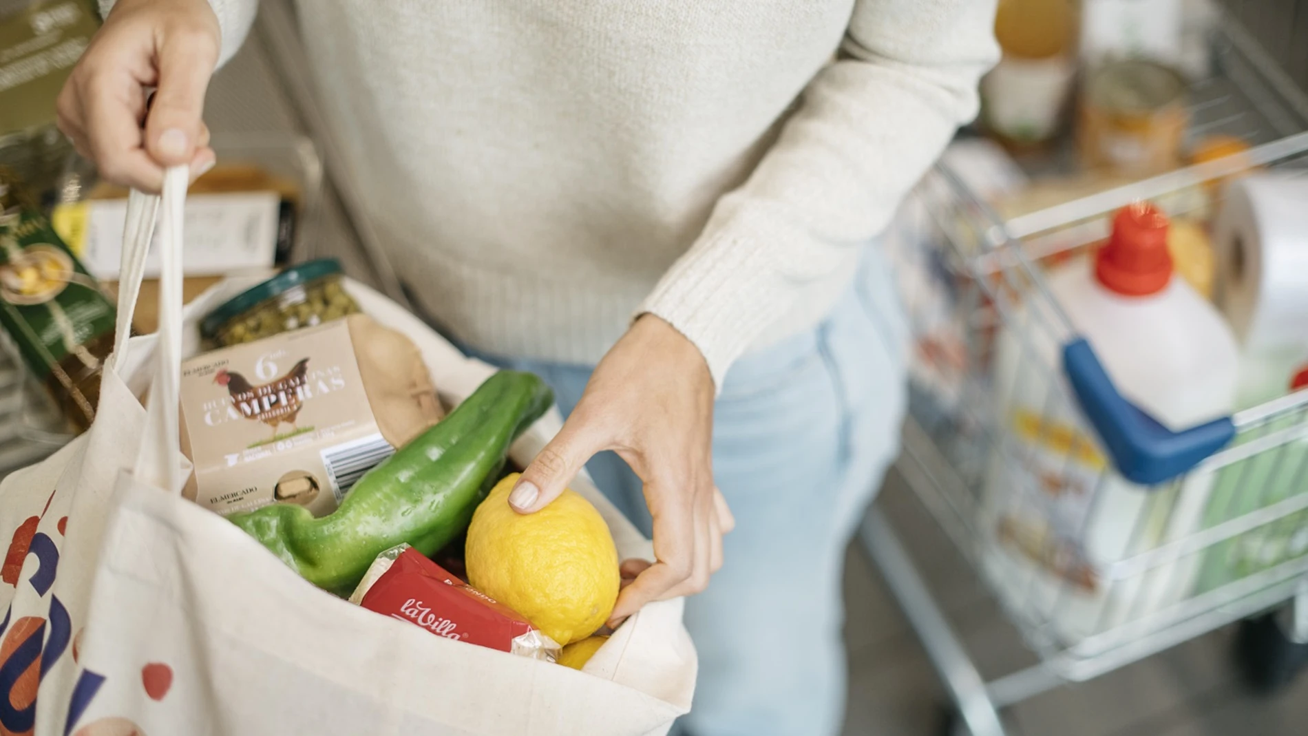 Una persona hace la compra en el supermercado