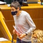 El portavoz adjunto de E-Podemos IU, Jon Hernández durante el pleno del Parlamento Vasco