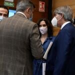 La presidenta de la Comunidad de Madrid, Isabel Díaz Ayuso (c) junto al vicepresidente de la Comunidad, Ignacio Aguado (i) y el consejero de Transportes, Ángel Garrido (2d) en la Asamblea de la Comunidad de Madrid.