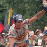 Abraham Olano levanta el brazo como vencedor en Duitama