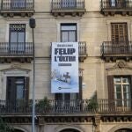 Pancarta de Òmnium contra la visita del Rey a Barcelona. ÒMNIUM