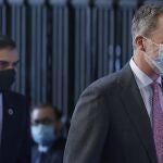 El rey Felipe VI junto a presidente del Gobierno , Pedro Sánchez a su llegada a la Estación de Francia en una visita a la capital catalana