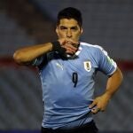-FOTODELDIA- JJPANA5251. MONTEVIDEO (URUGUAY), 08/10/2020.- El jugador Luis Suárez de Uruguay celebra un gol hoy, en un partido de las Eliminatorias Sudamericanas para el Mundial Catar 2022 entre las selecciones nacionales de Uruguay y Chile en el estadio Centenario en Montevideo (Uruguay). EFE/ Raúl Martínez POOL
