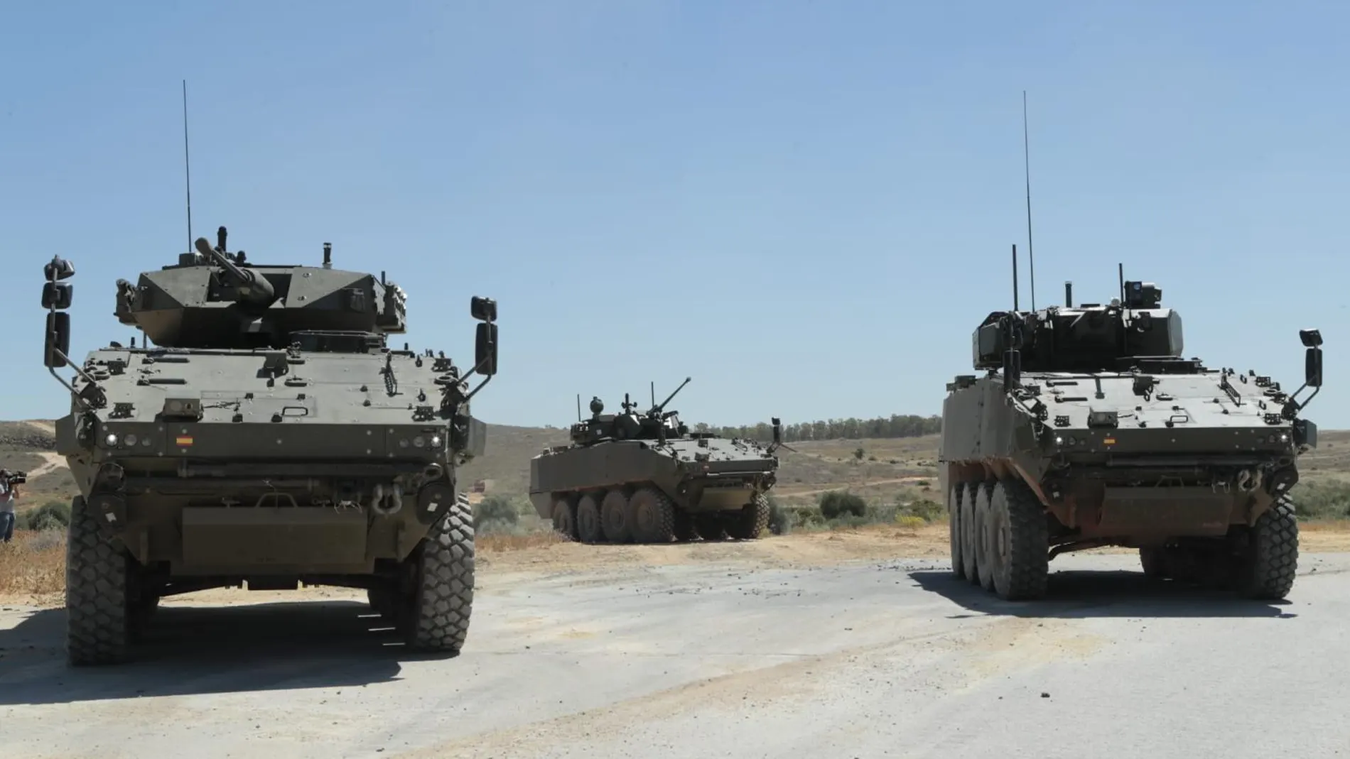 Tres prototipos del VCR 8x8 con las estaciones de estaciones de armas de 30 mm remotas y tripulada probadas