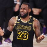LeBron James protesta después de que le señalaran una falta en ataque