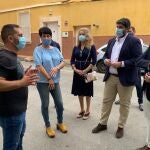 El presidente regional y del Partido Popular de la Región de Murcia, Fernando López Miras, charla con vecinos de Torreagüera