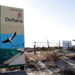 Vista de un cartel en la playa del Parque Nacional de Doñana-Matalacañas en Huelva