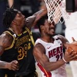 Jimmy Butler sufre una tremenda falta de Dwight Howard