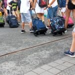 Varios alumnos entran a un colegio