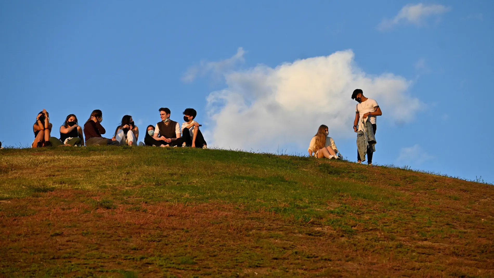 Jóvenes disfrutan de un día soleado en el Parque del Cerro del Tío Pío, en el distrito de Puente de Vallecas
