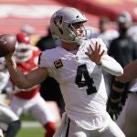 El quarterback Derek Carr lideró a Las Vegas Raiders en su victoria contra Kansas City Chiefs.