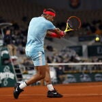 Nadal resta un saque con el revés