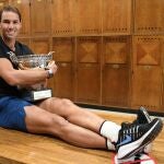 Nadal, con la copa en los vestuarios de la pista Philippe Chatrier