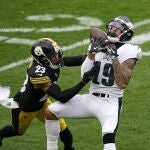 El receptor, J.J. Arcega-Whiteside, realiza una recepción en el partido entre los Steelers y los Eagles