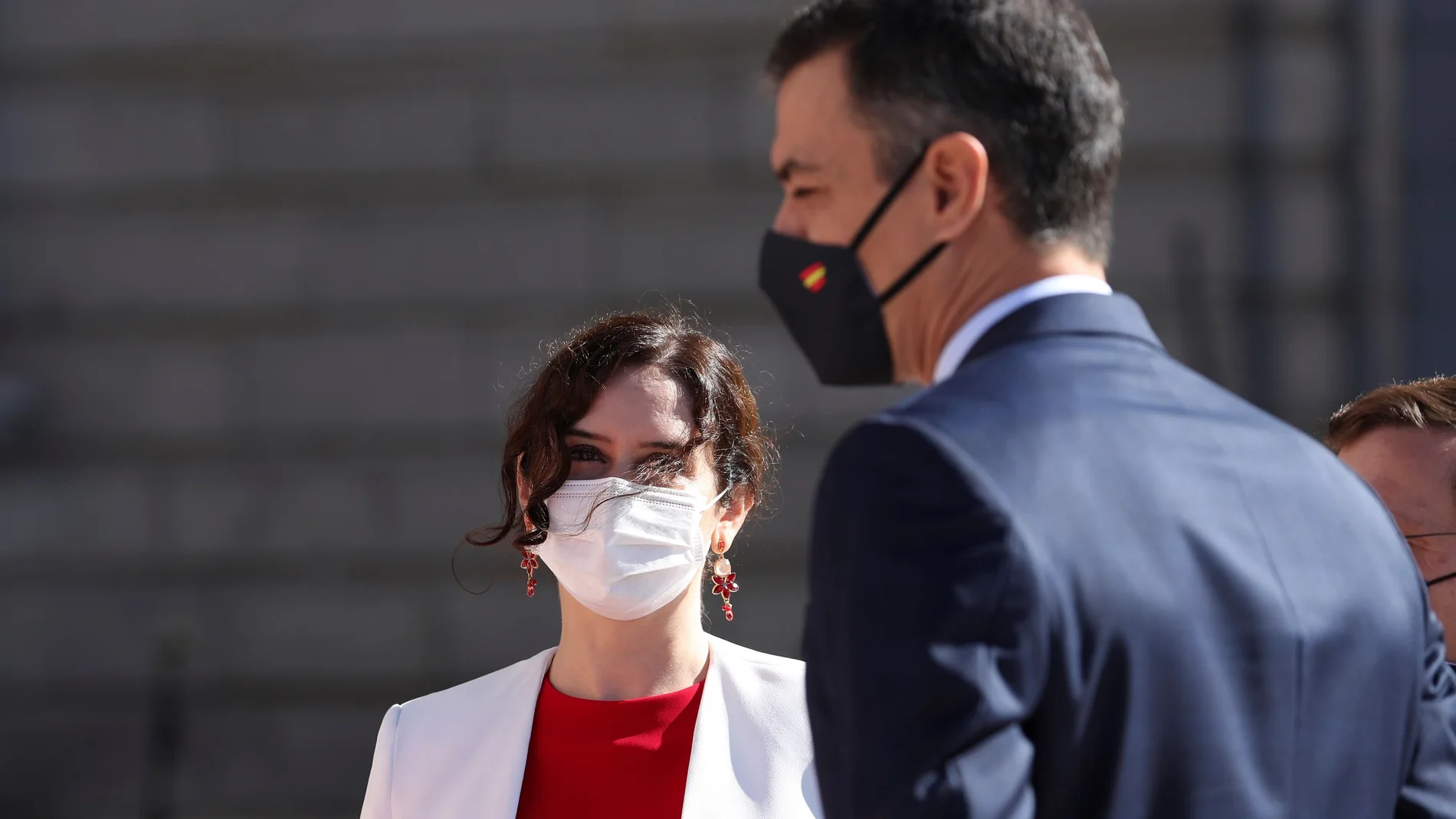 El presidente del Gobierno, Pedro Sánchez, junto a la presidenta de la Comunidad de Madrid, Isabel Díaz Ayuso, durante el acto organizado con motivo del Día de la Fiesta Nacional, el pasado mes de octubre.