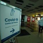 Indicativo de un centro de pruebas en un aeropuerto