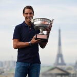 Rafa Nadal posa con el trofeo de campeón de Roland Garros 2020 con la Torre Eiffel al fondo.