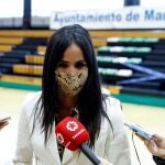 La vicealcaldesa de Madrid, Begoña Villacís, atiende a la prensa durante su visita al Centro Deportivo Municipal Plata y Castañar para comprobar cómo se ha preparado para acoger desde este martes las pruebas diagnósticas para la detección del coronavirus