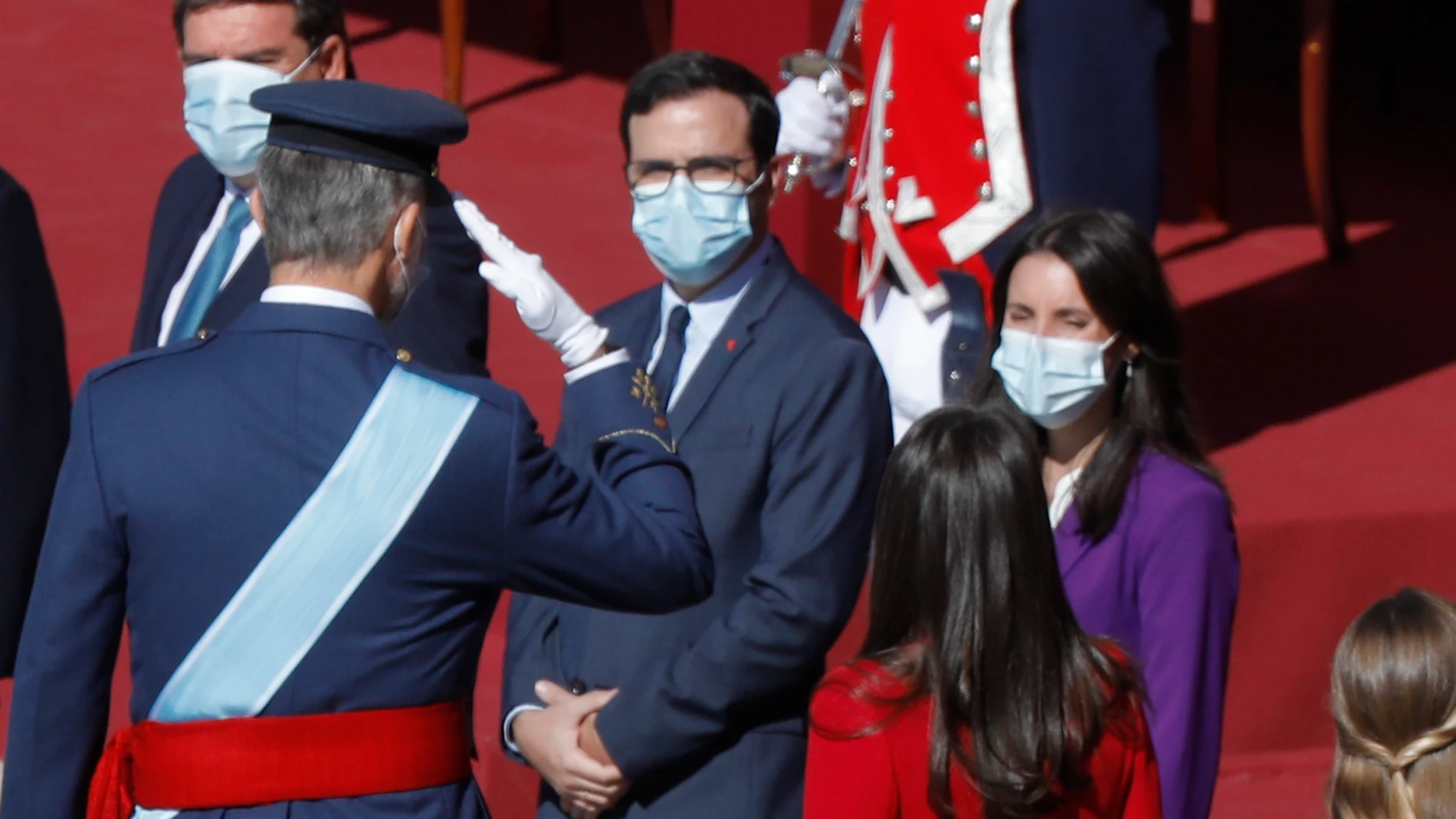 El Rey Felipe VI saluda a la ministra de Igualdad, Irene Montero, y al ministro de Consumo, Alberto Garzón, hoy en el Palacio Real
