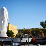 Imagen de la escultura en la plaza de Colón