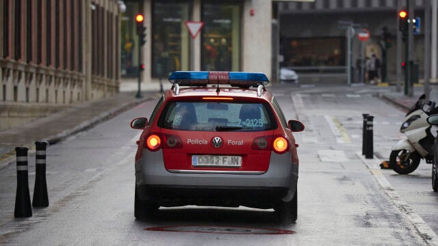 Un vehículo de la policía foral circula por una vía de Pamplona