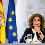 La ministra portavoz y de Hacienda, María Jesús Montero, comparece en rueda de prensa tras el Consejo de Ministros celebrado en Moncloa el pasado 13 de octubre