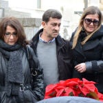 PIPPO BIONDO Y SANTINA CON SU HIJA EMANUELA BIONDO EN LA EXHUMACION DEL CUERPO DE MARIO BIONDO EN SICILIA23/12/2013ITALIA