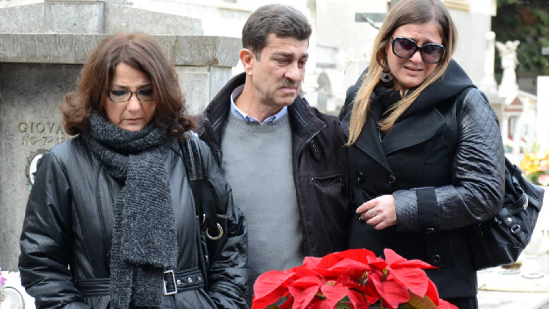 PIPPO BIONDO Y SANTINA CON SU HIJA EMANUELA BIONDO EN LA EXHUMACION DEL CUERPO DE MARIO BIONDO EN SICILIA23/12/2013ITALIA