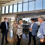 La consellera de Sanidad, Ana Barceló, habla con el alcalde de Torrevieja, Eduardo Dolón