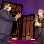 El alcalde de Ávila, Jesús Manuel Sánchez Cabrera, hizo entrega del XVIII Premio Nacional de las Letras Teresa de Ávila al poeta Antonio Hernández