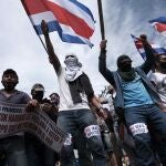 AME906. SAN JOSÉ (COSTA RICA), 12/10/2020.- Manifestantes participan hoy en una protesta en contra de un eventual acuerdo del Gobierno costarricense con el Fondo Monetario Internacional (FMI), en inmediaciones de la Casa Presidencial, en San José (Costa Rica). Un grupo de manifestantes y la Fuerza Pública de Costa Rica se enfrentaron este lunes en las inmediaciones de la Casa Presidencial, en donde culminó una protesta en contra de un eventual acuerdo del Gobierno de Carlos Alvarado con el FMI. EFE/Jeffrey Arguedas