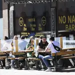 Mamparas entre las mesas de un restaurante del centro de Estocolmo para combatir la propagación del coronavirus