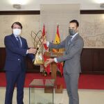 El presidente de la Junta, Alfonso Fernández Mañueco, sujeta la copa de campeones de la Basketball Champion League juto con el mandamás del Club San Pablo Burgos, Félix Sancho,