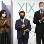 El rey Felipe VI y la presidenta de la Comunidad de Madrid, Isabel Díaz Ayuso, aplauden a Enrique Cornejo (c), quien recoge el premio a la Trayectoria Profesional durante la entrega de la 19ª edición de los Premios Autónomo del Año, otorgados por la Federación Nacional de Trabajadores Autónomos-ATA