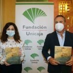La responsable de Artes Escénicas y Espacios Culturales de la Fundación Unicaja, Gema Domínguez, y el presidente de la Sociedad Filarmónica de Málaga, Pablo Lamothe, hoy en la presentación del libro