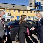 la secretaria de Estado de Comercio, Xiana Méndez, saludal presidente de Lingotes Especiales, Vicente Garrido Capa, a su llegada a esta empresa vallisoletana en compañía del delegado del Gobierno en Castilla y León, Javier Izquierdo