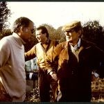 Miguel Delibes y Mario Camus en el rodaje de "Los santos inocentes" / FOTOGRAFÍAS CEDIDAS POR LA FUNDACIÓN MIGUEL DELIBES - GANESH PRODUCCIONES CINEMATOGRÁFICAS