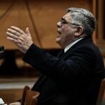 El líder de Amanecer Dorado, Nikos Michaloliakos, testifica en el juicio