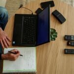 Un hombre teletrabaja desde su domicilio
