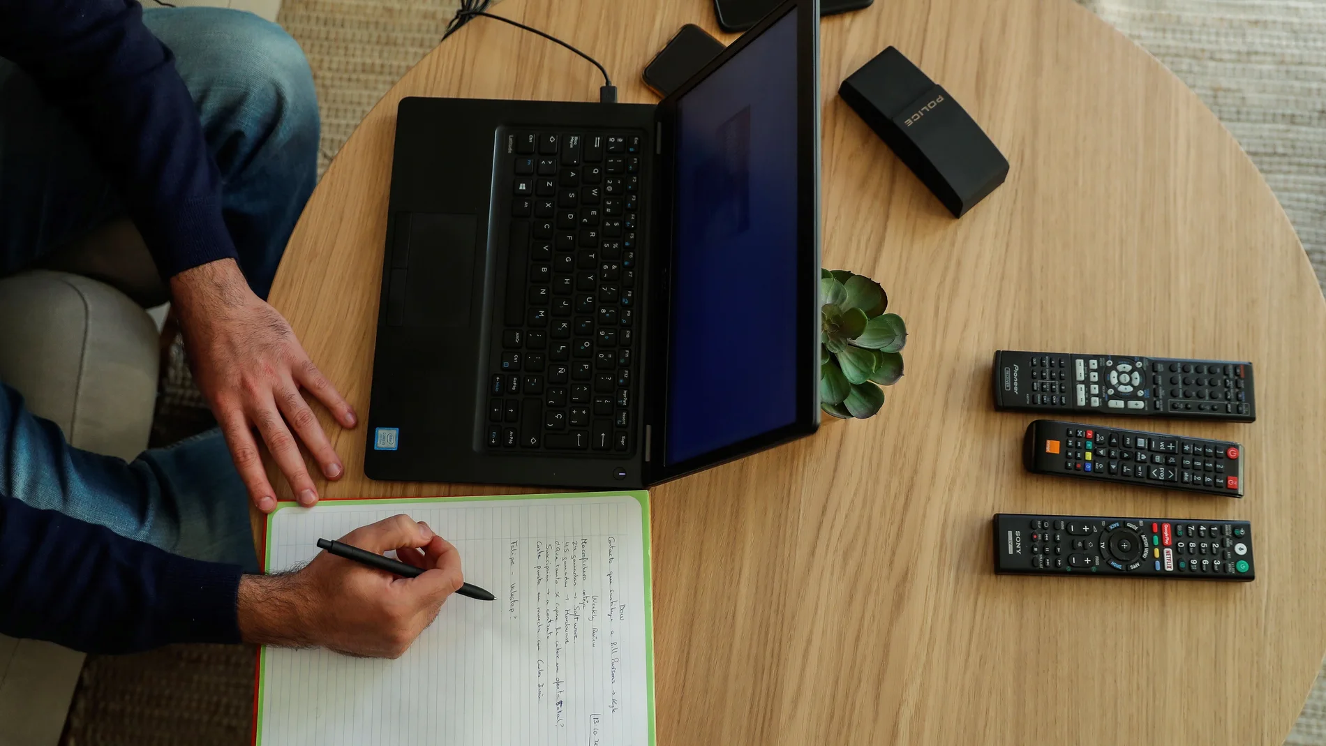 Un hombre teletrabaja desde su domicilio