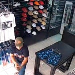 Imagen de la videocámara e seguridad de la tienda en la que se ve al dueño rematando a los ladrones