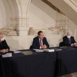 Pablo González (i), deán de la Catedral, Bernat Vidal, secretario general del Teatro Real, y Antonio Miguel Méndez Pozo, vicepresidente de la Fundación de la Catedral presentan el concierto