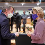 El presidente del Parlamento Europeo, David Sassoli, habla con la responsable de la Comisión, Ursula von der Leyen, que tuvo que abandonar la cumbre tras dar positivo un miembro de su equipo