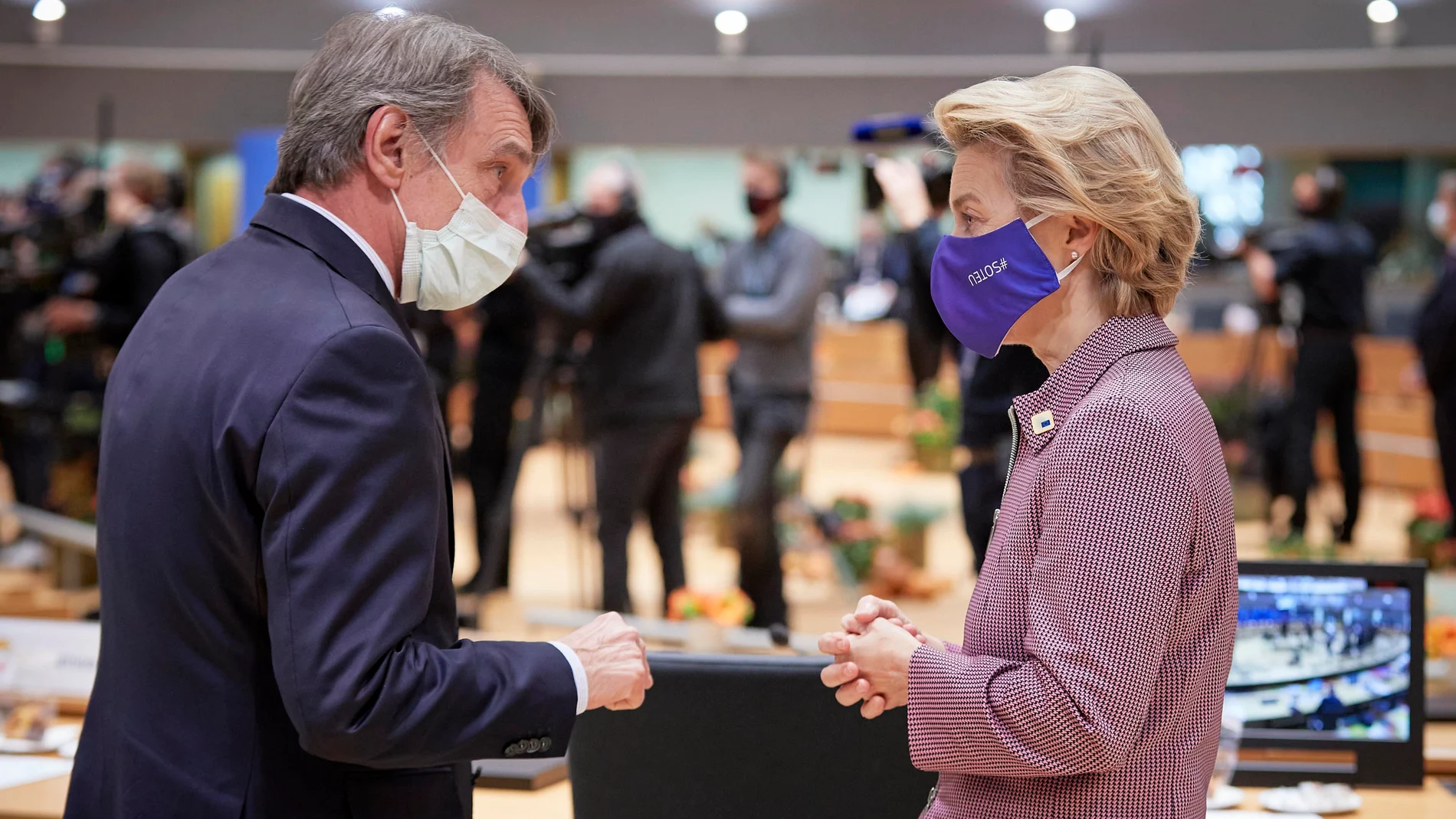 El presidente del Parlamento Europeo, David Sassoli, habla con la responsable de la Comisión, Ursula von der Leyen, que tuvo que abandonar la cumbre tras dar positivo un miembro de su equipo