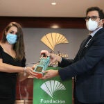 Rafael Muñoz, director de Actuaciones Socioculturales de la Fundación Unicaja, en la entrega del premio a la ganadora de la última edición del premio, la periodista Sara Polo