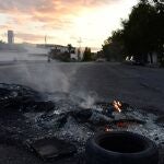 Una barricada en el Sector 6 del poblado de la Cañada Real, en Madrid.